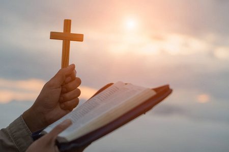 崇拜十字架图片