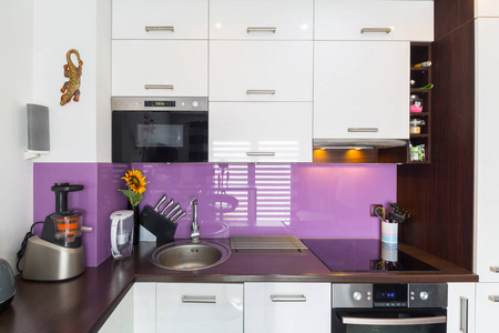 现代的白色和紫色厨房内部