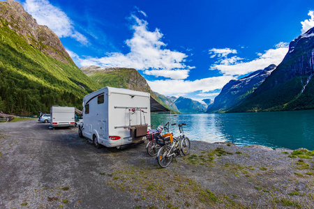 家庭度假旅行房车，在车房，旅行车车度假度假之旅。美丽的大自然挪威自然景观