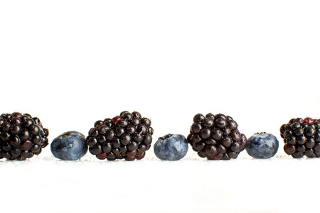 刚摘下的蓝莓和黑莓特写
