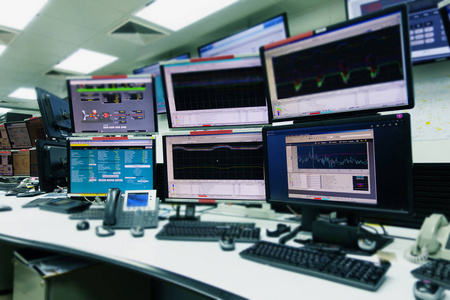 系统控制室它与许多显示器在一个高科技设施工作在监视, 神经网络