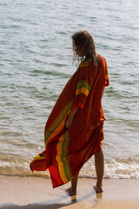 穿着花裙的女孩赤脚走在海边, 泰国, 普吉岛。波希米亚服装风格
