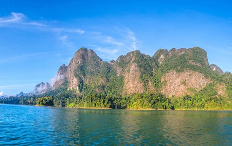 美丽的自然全景在姚照东兰湖, Ratchaprapha 水坝, 考索克国家公园在泰国在夏天天