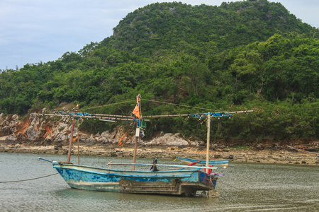 在海滩上钓鱼船