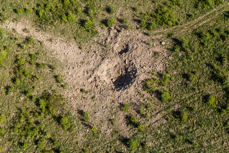 无缝模式与坦克伪装背景士兵从战壕里看透过双筒望远镜带一个女音乐鼓