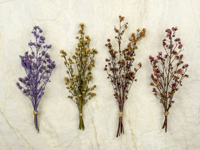 枯萎的花束顶级景观组的花束干燥和枯萎的多色满天星花在哑光大理石