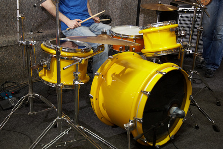 架子鼓摇滚青年摇滚乐队在工作室工作照片