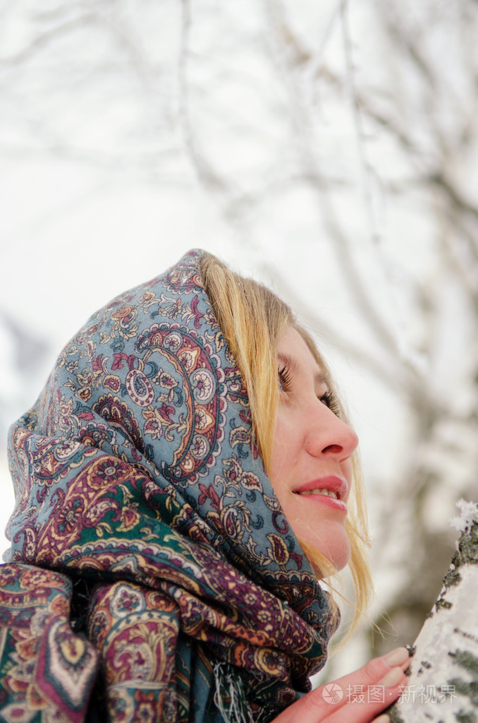 面对俄罗斯妇女侧视图