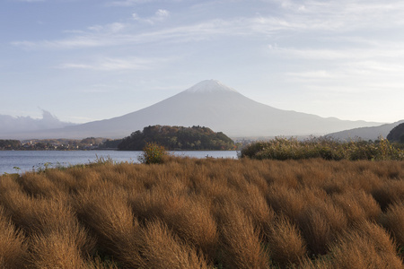 秋天的时候，日本的富士山