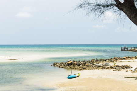 在 Koh Koodkood island，达叻孔饶海滩上划船
