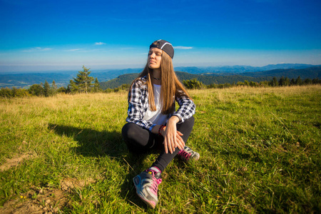 山顶上的女游客欣赏山脉的美景。旅游理念