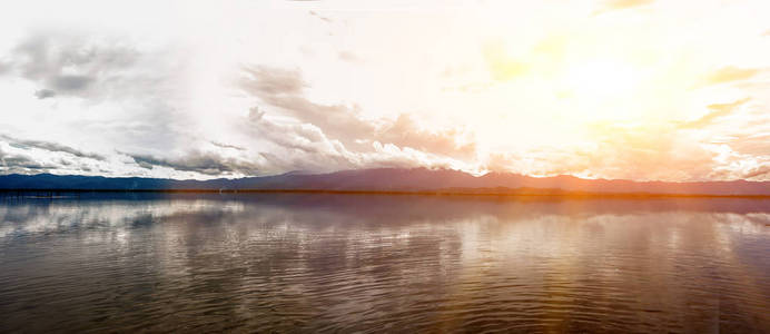 帕尧府大沼泽的景观和全景在日落日太阳耀斑与云天空背景