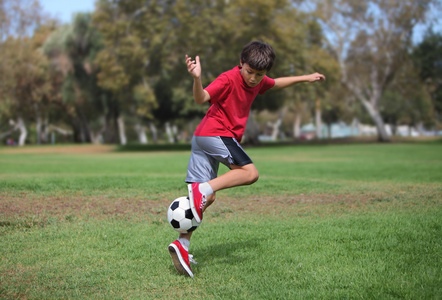 小男孩在公园里的足球球