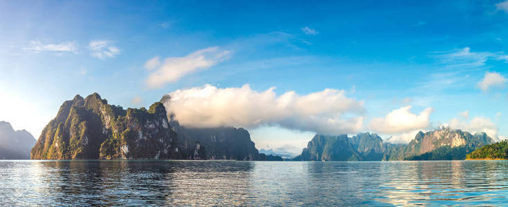 美丽的自然全景在姚照东兰湖, Ratchaprapha 水坝, 考索克国家公园在泰国在夏天天