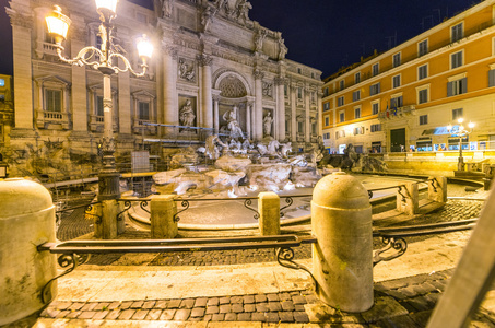 到了晚上，罗马喷泉广场
