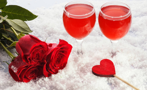 照片美丽情人节一天晚餐静物，两杯香槟 酒精饮料 浪漫饮料 气泡酒，红色的玫瑰和蜡烛，节日表设置，爱情观