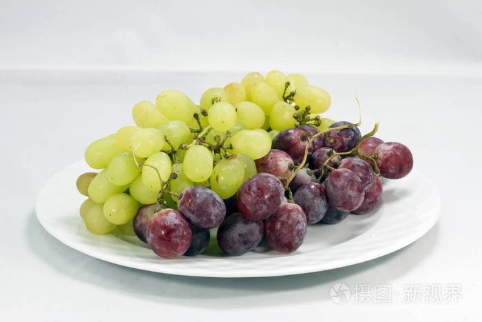 一盘黄黑葡萄