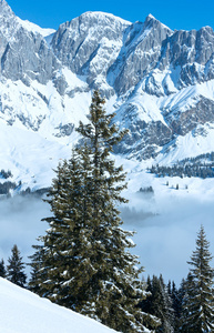 多云的冬季山风景