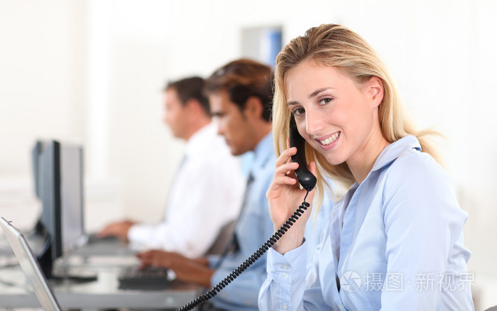 办公室工作人员接听电话