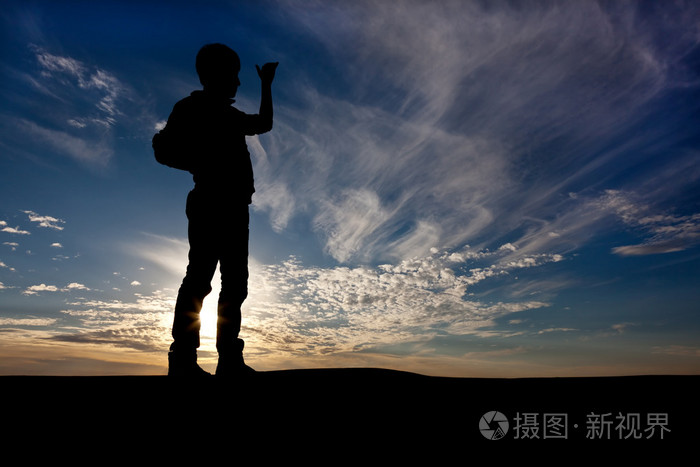 孤独的流浪者的剪影