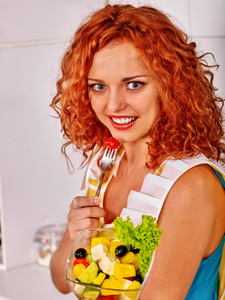 女人在厨房吃沙拉