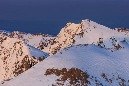 在冬季的景观山。Fagaras 山，罗马尼亚