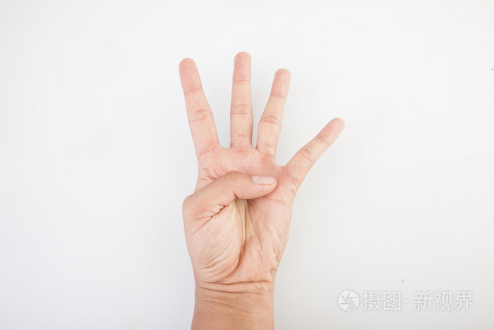男性的手显示孤立在白色背景上的四个手指