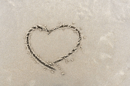 用手写在沙滩上的心的象征复制空间