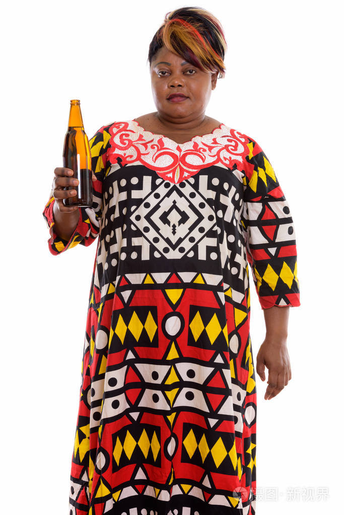 工作室拍摄的胖黑色非洲女人站在按住博