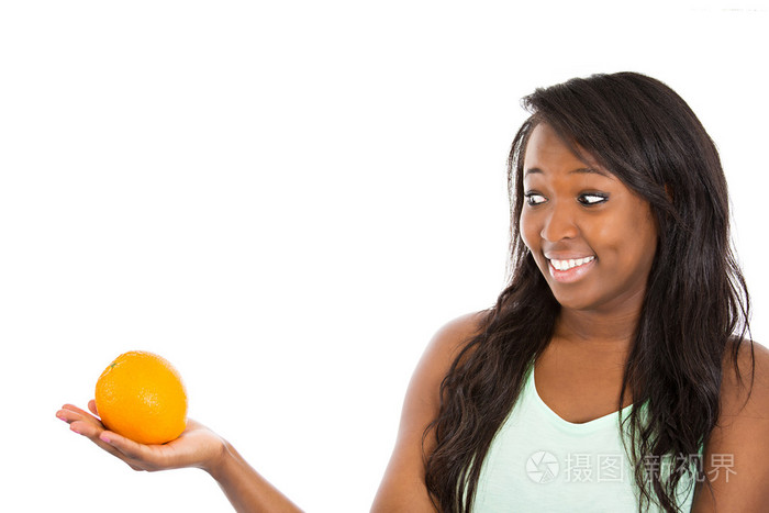 幸福的女人控股橙色水果