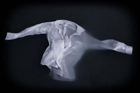 扣上扣上衬衫浮或沉在水中,男人的照片