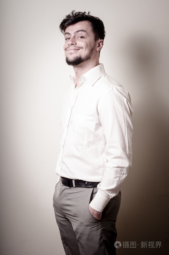 白衬衫的时尚现代人