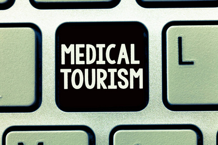写笔记显示医疗旅游。商业照片展示人们前往其他国家获得医疗治疗