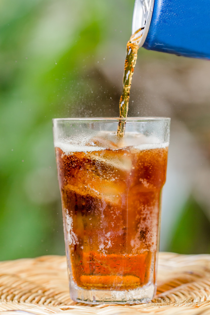 glass的可乐加冰