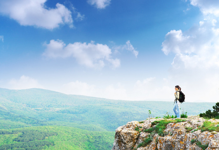 在山的山顶上的女孩照片-正版商用图片0bd2xr-摄图新视界