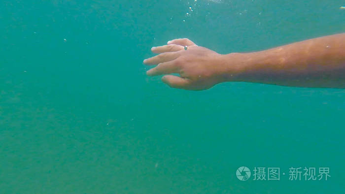 海底男性手水下照片