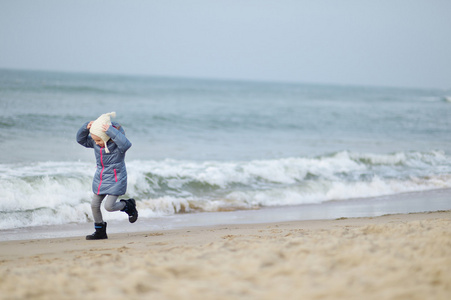靠近海洋的小女孩