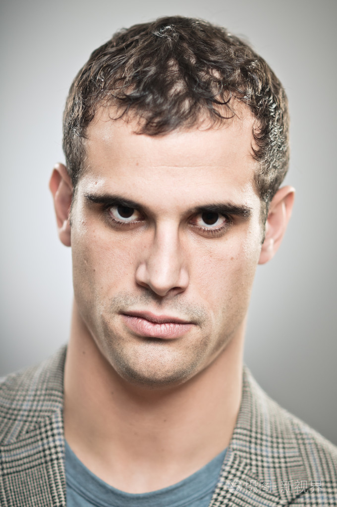 白种男人注视着画像