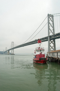 奥克兰海湾悬索桥在旧金山的芳草地