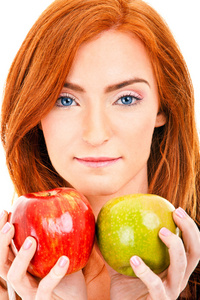 绿色和红色苹果的红头发女人