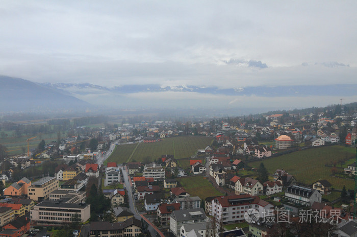 市和阿尔卑斯山的雨天。瓦杜兹，列支敦士登