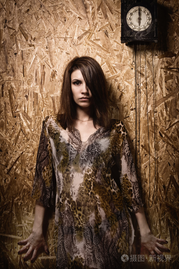 在一个黑暗的房间里孤独的疯女人