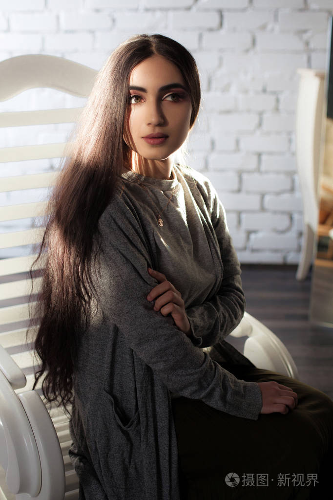 年轻的阿拉伯女孩与东方化妆和流动的头发.美容和时尚肖像