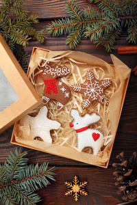 圣诞节自制姜饼饼干鹿与星盒。在木桌上装饰。特写镜头顶部视图