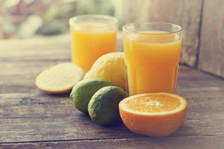 橙色橙汁在木质背景下