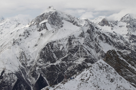 美丽的景色山滑雪场 Dombay