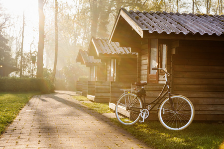 小木屋和一辆自行车