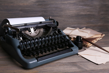 复古打字机上木制背景