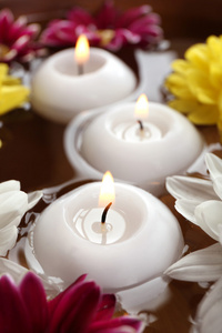 碗里的温泉水着鲜花和蜡烛，特写