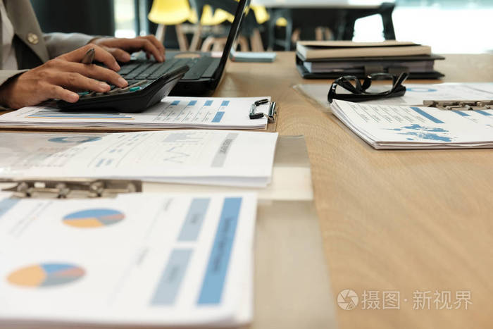 会计核算和计算收入和预算.簿记员进行计算.金融与经济概念